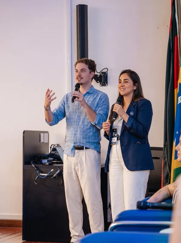 Dupla da JOYN RH apresentando em evento