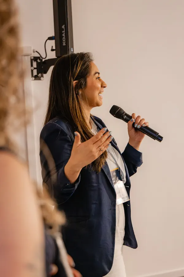 Consultora da JOYN RH falando ao público